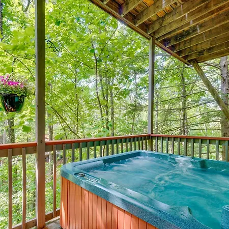Smoky Mountain Cabin With Deck And Hot Tub!